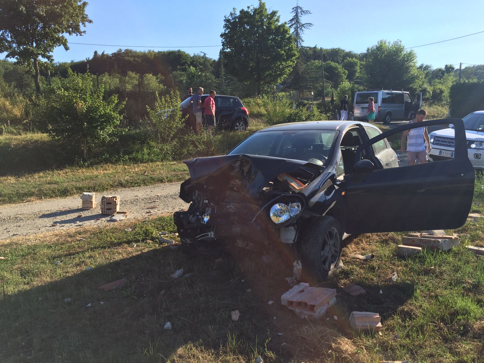 Incidente. Con l'auto  stappa  un contatore dell'acqua