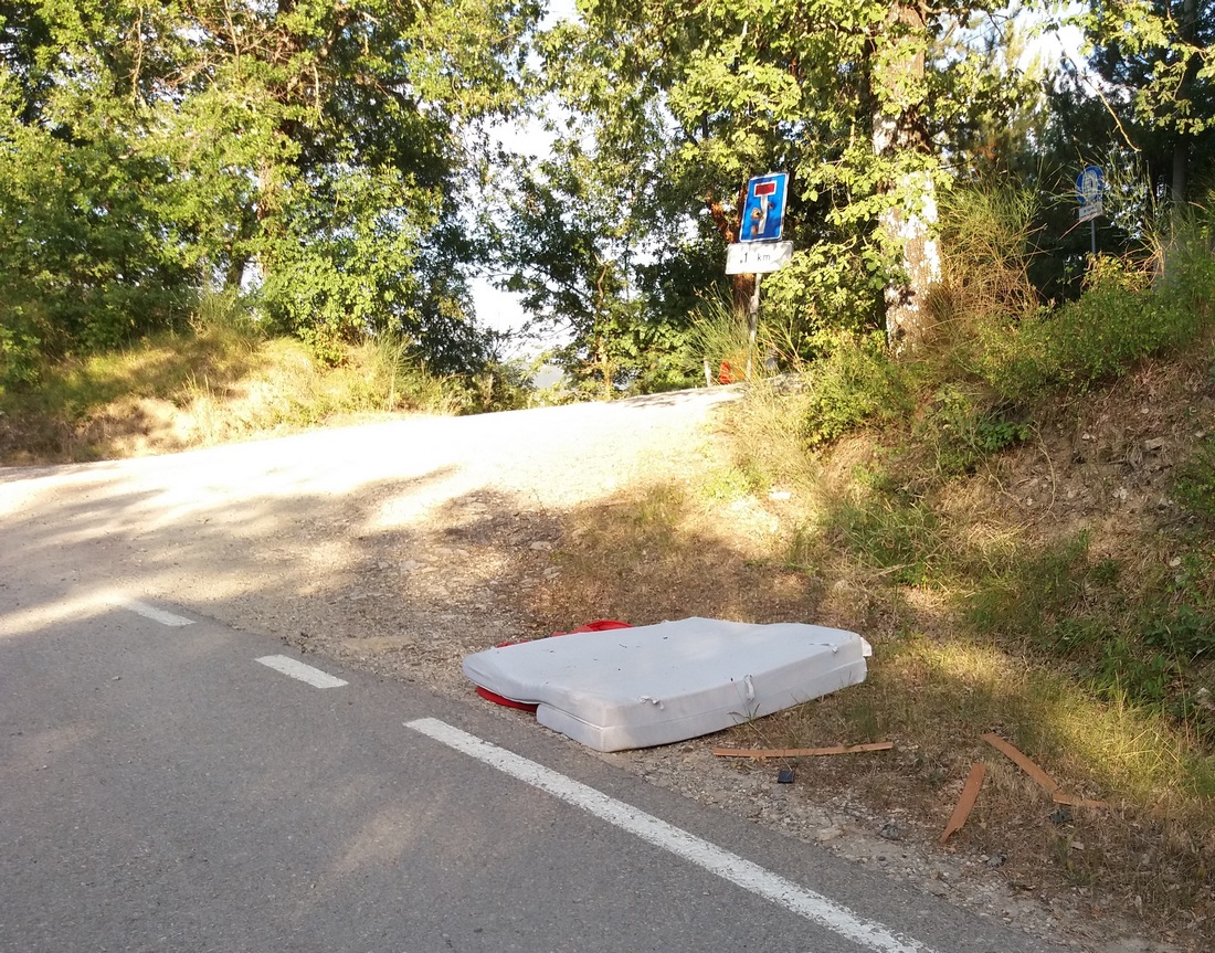 Quel materasso 'in strada'. Campeggio libero a Sant'Agata?