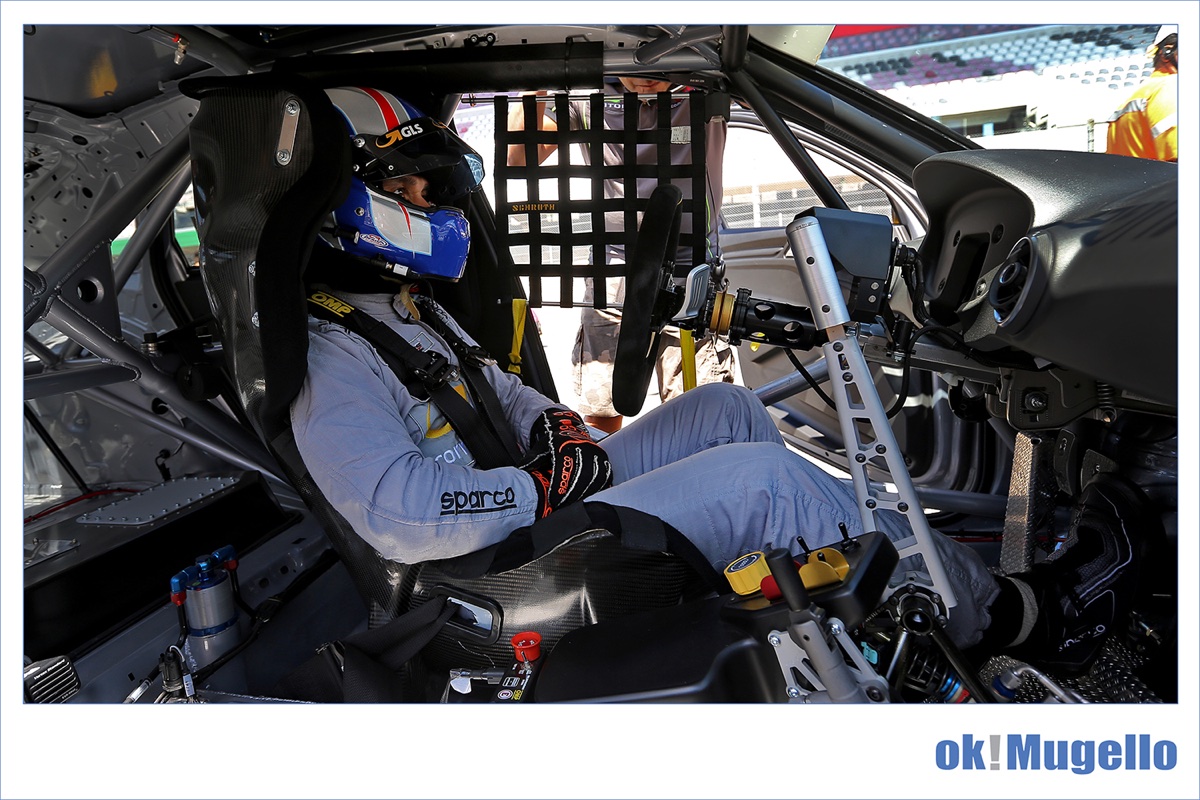 Max Mugelli sul podio del TCR Italy al Mugello. Foto cronaca