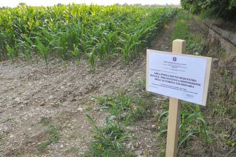 Compost sparso sui campi. Terreni sequestrati dalla Forestale a Sant'Agata