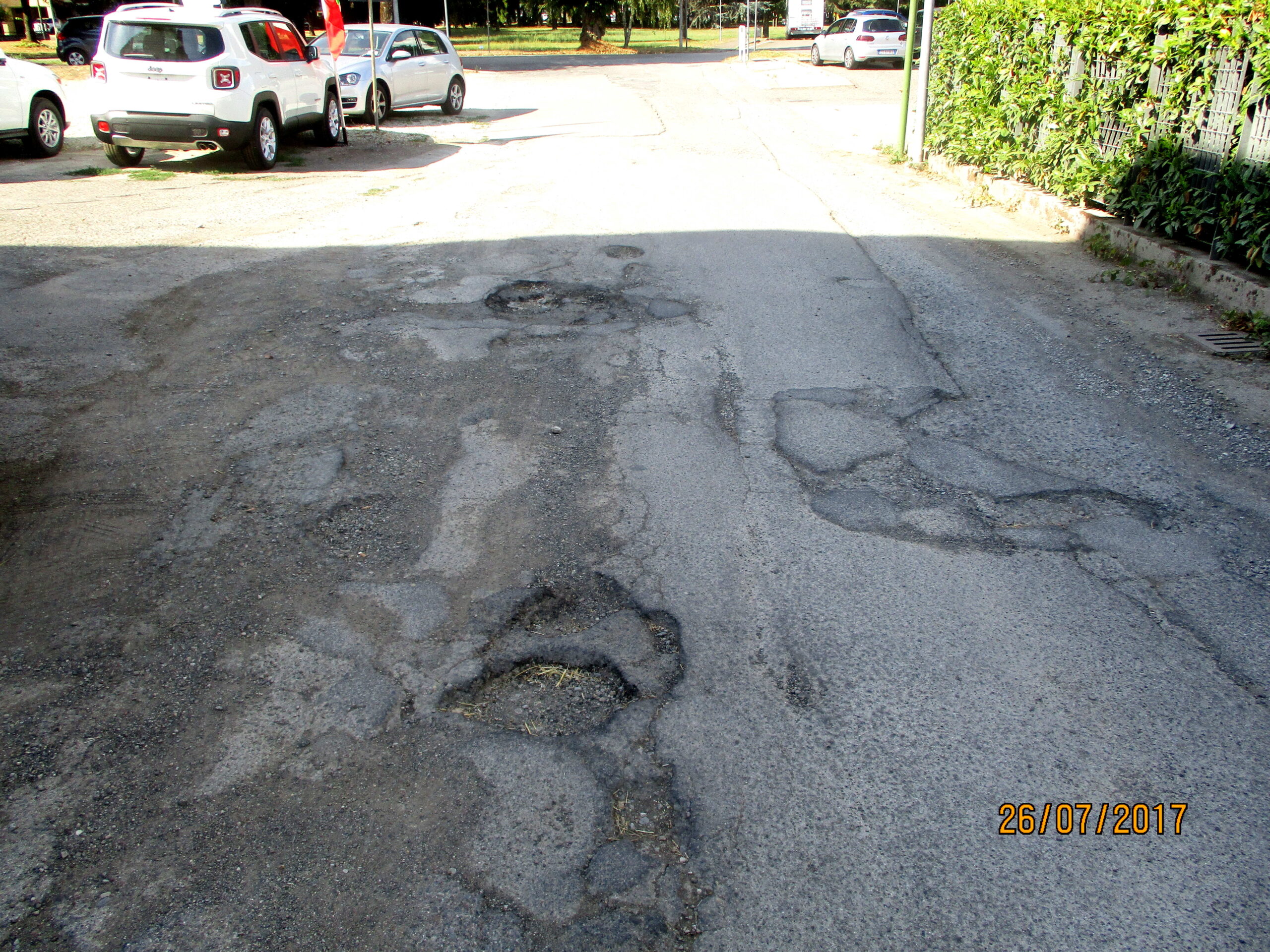 Via Ripa a Borgo: strada dissestata e cittadini disagiati