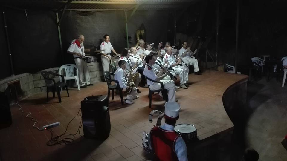 La Vicchio Folk Band sfila a Ronta. Foto del Giorno