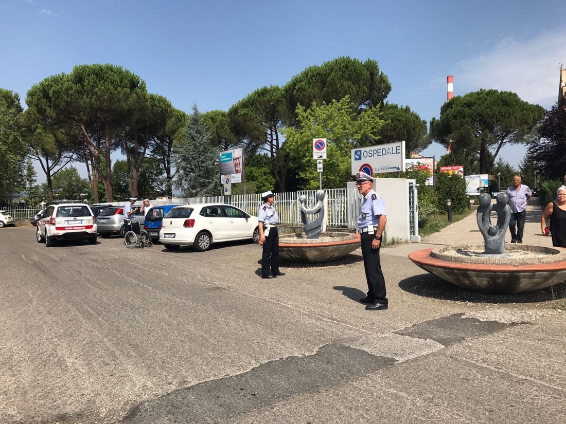 Venditori all'ospedale? Mattinata di controlli della Municipale, anti-abusivi
