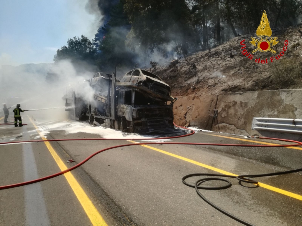 Bisarca in fiamme. Il video dell'intervento