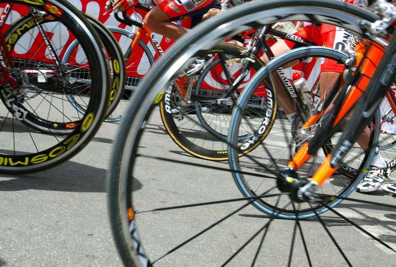 Corsa-ciclistica-a-Dossobuono-le-strade-chiuse-al-traffico-590c90fa244334