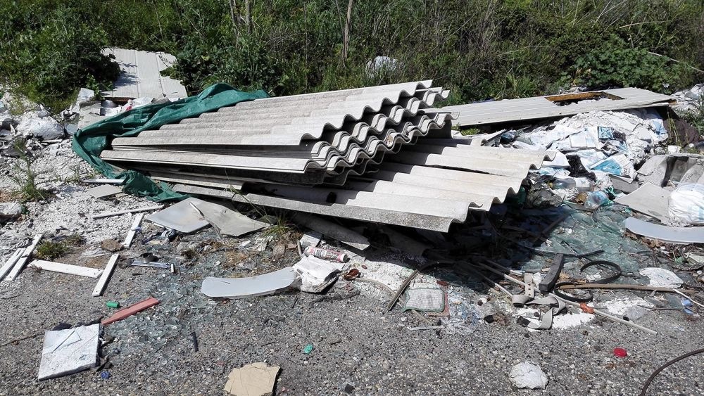 Eternit abbandonato a La Boschetta, di chi è la competenza?