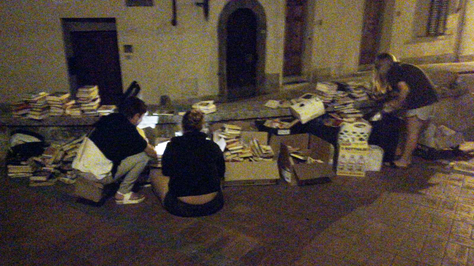 Cumuli di libri di fronte a Villa Adami. Cultura al macero?