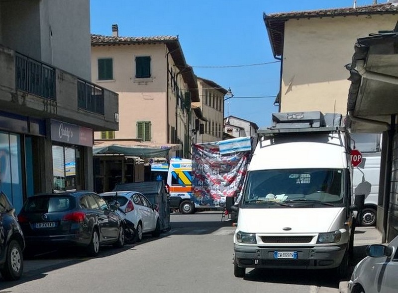 Ragazza si sente male al mercato di Borgo. Arriva l'ambulanza tra i banchi