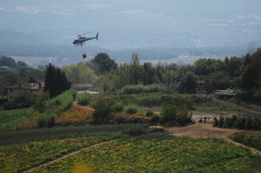 Continuano gli incendi in Mugello. Elicottero in azione a Sant'Agata