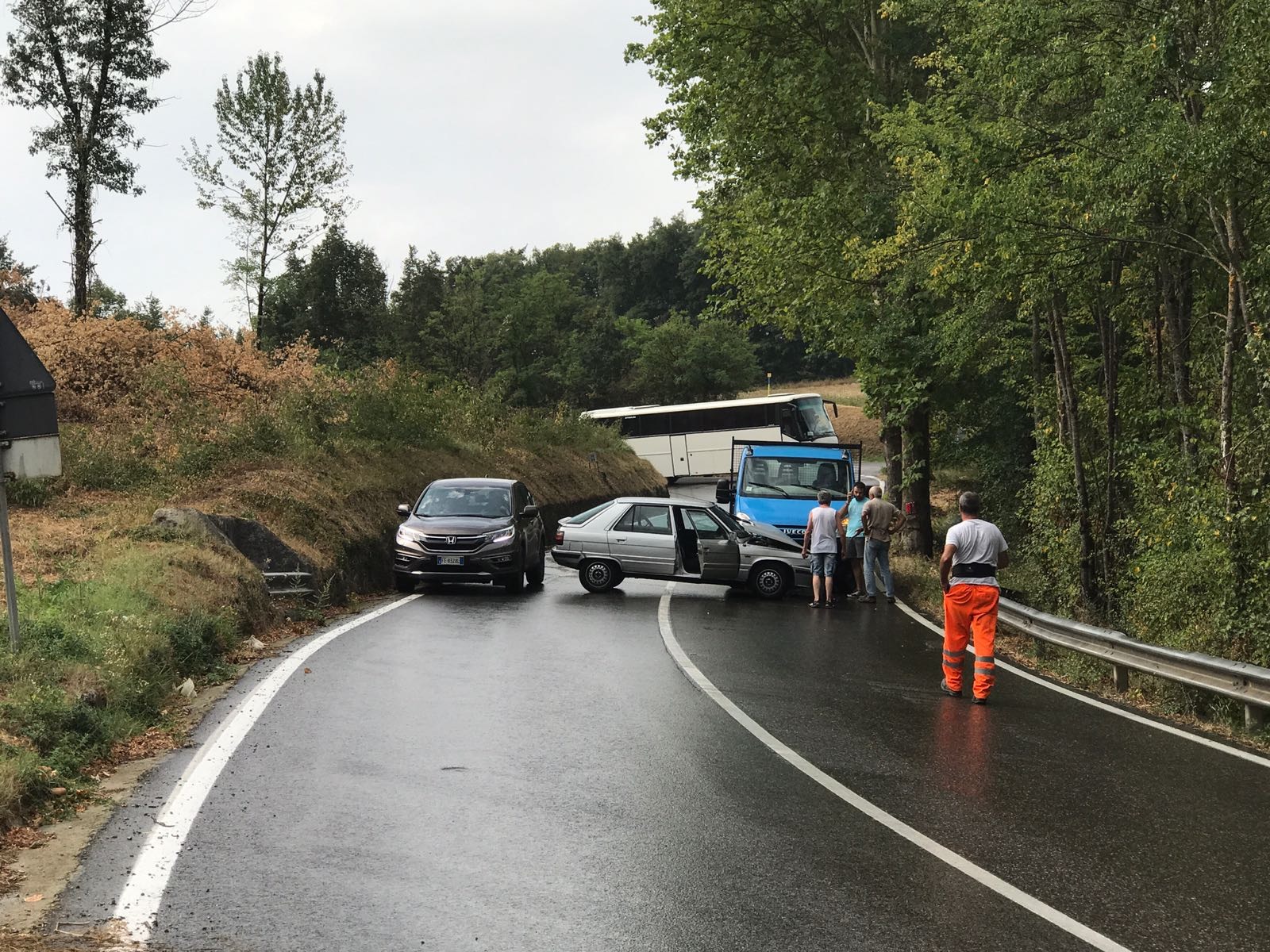 Due gocce di pioggia e strada scivolosa. Piccolo incidente tra San Piero e Cafaggiolo