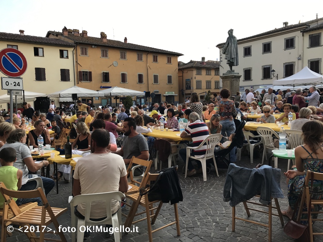 Paolo Ruffini in piazza con Ginevra per la raccolta fondi. Le foto