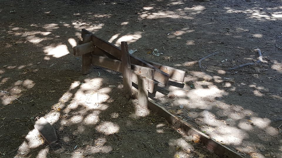 Vandali al Parco della Misericordia. Sfasciati tavolo e panche nella notte