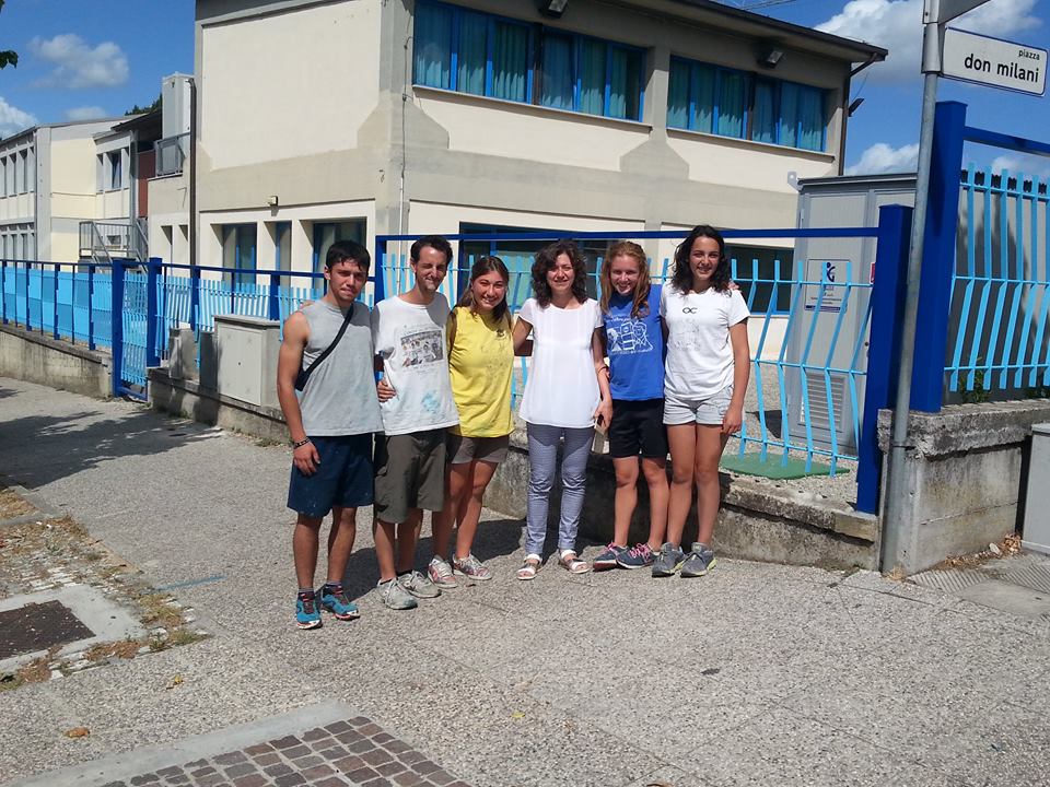 Vicchio. I volontari dipingono la ringhiera. E il contributo va in beneficenza