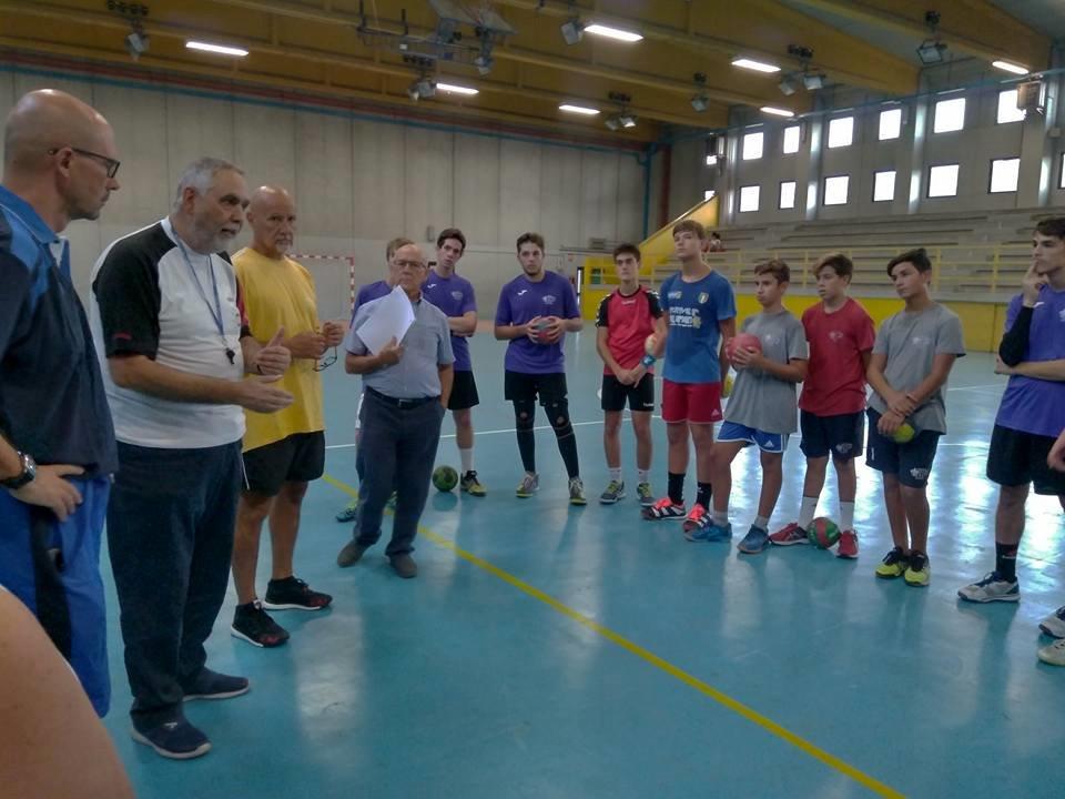 Commissione Naz. FIGH Arbitri a Borgo SL mentre spiegano ai ragazzi della FH le azioni di gioco da simulare e proporre a portilia