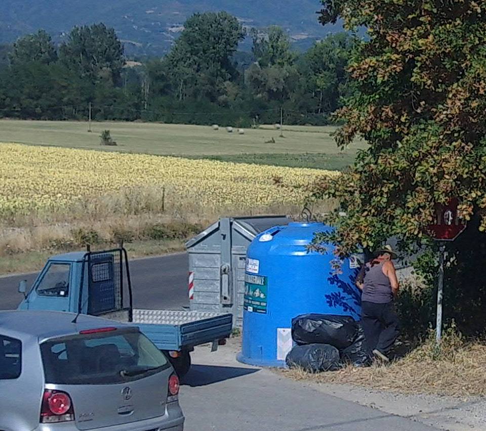 Abbandono rifiuti: beccati altri 10 (e uno fa anche pipì al cassonetto!). Foto