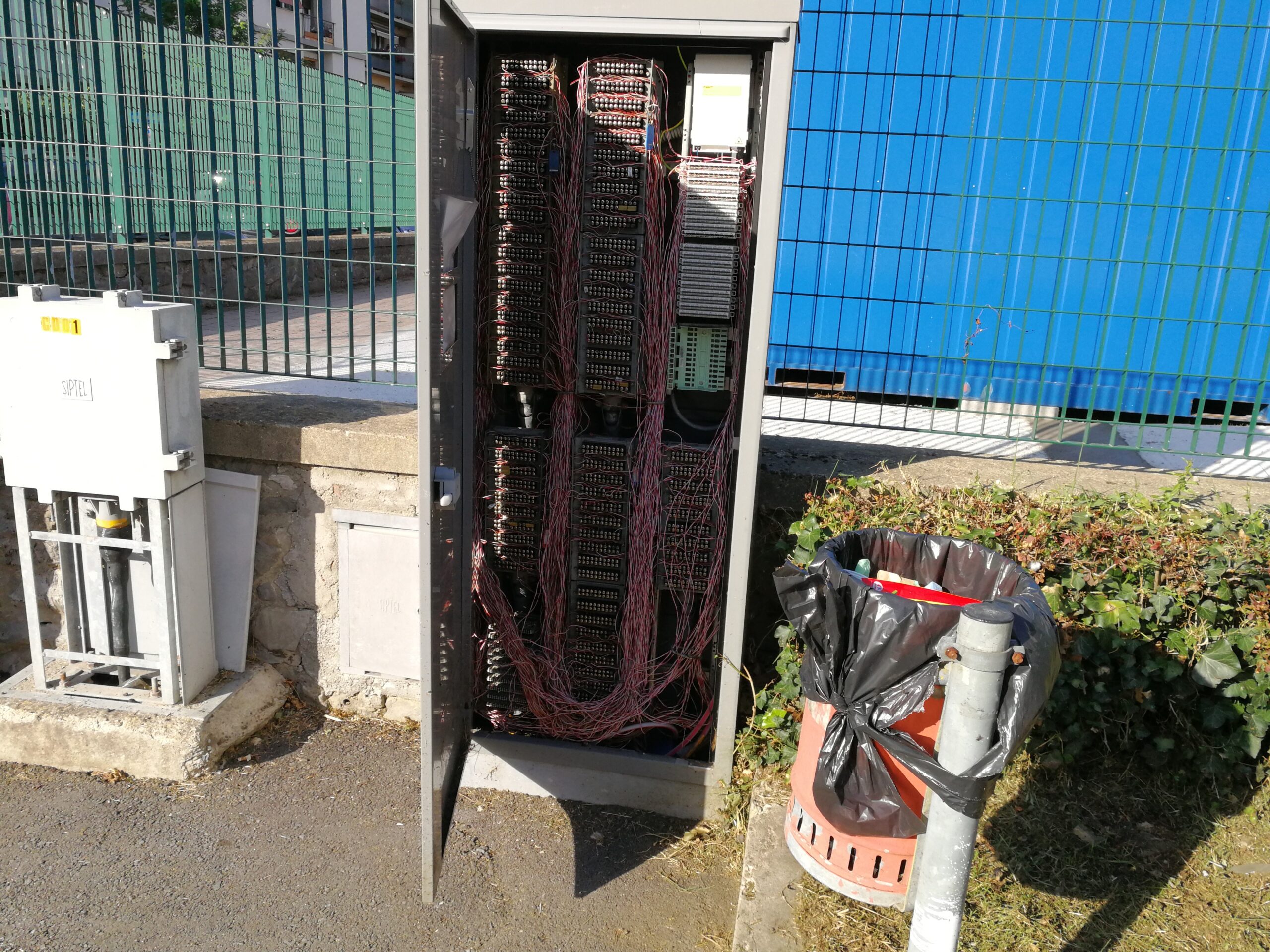 Borgo. Cabina Telecom con lo sportello aperto da 24 ore. Segnalazione di un lettore