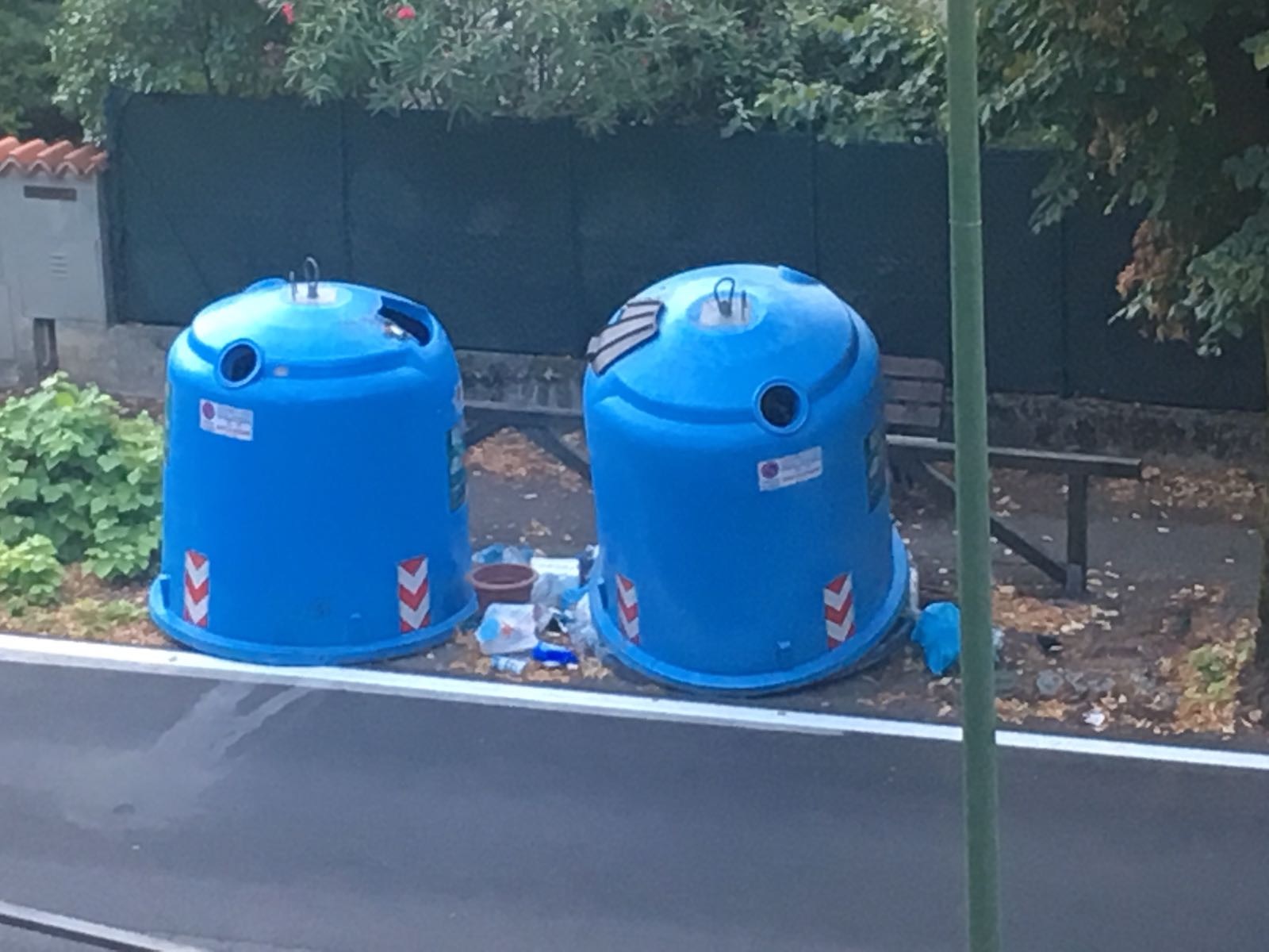 Ronta, il vialetto pedonale e le campane. Cosa va (forse) e cosa non va. Fotoservizio