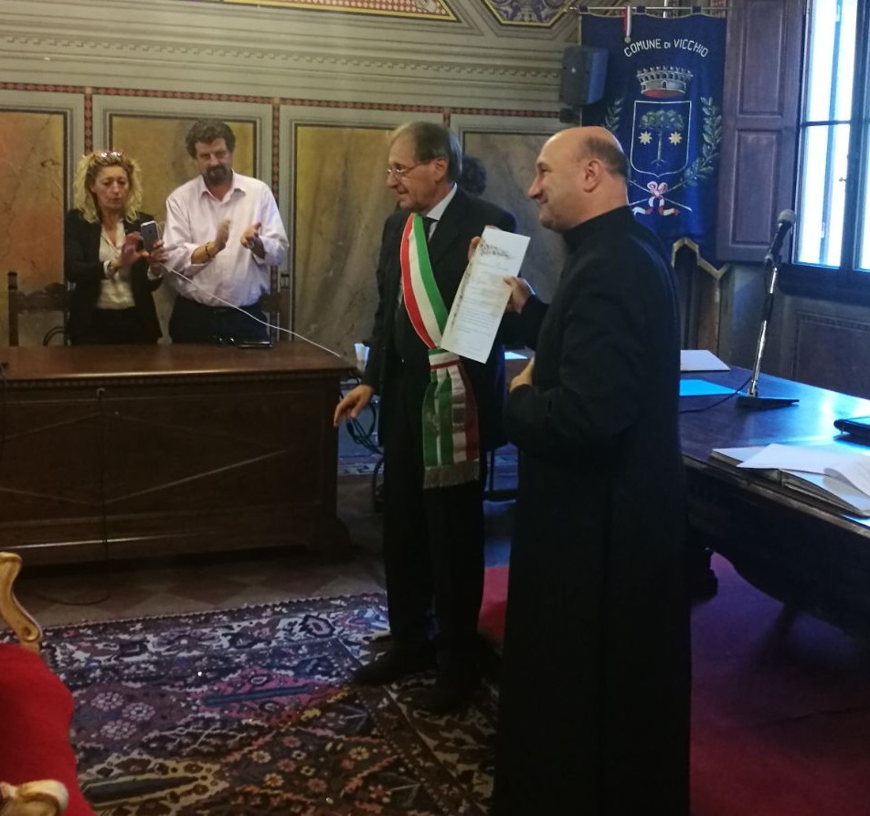 Don Giuliano Landini è cittadino onorario di Vicchio. Foto del giorno