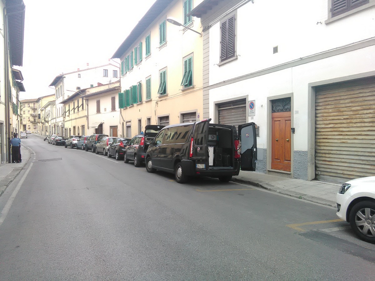 Sangue in strada e nel garage. Intervento della scientifica a Borgo
