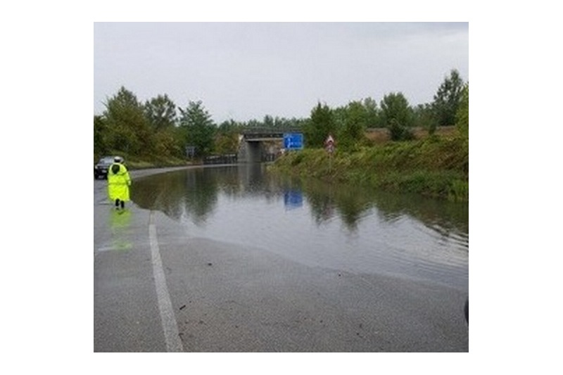 Sottopasso allagato, intervento a Borgo. Deflusso acqua e senso unico alternato