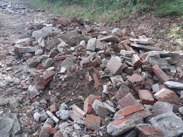 Dopo i furbetti del cassonetti quelli dello scarico? Strada riempita di calcinacci a San Cresci