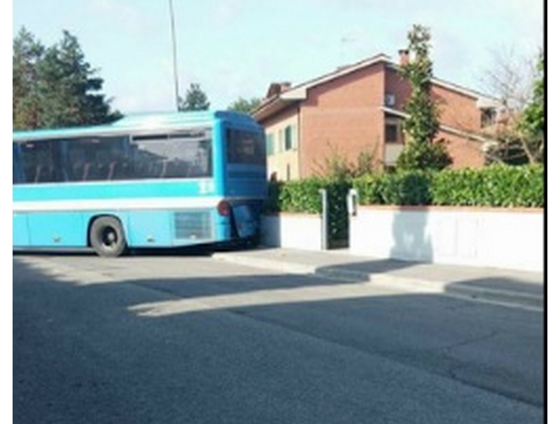 Forzano il bus, trovano le chiavi e si schiantano contro un muretto. Vandali a Vicchio