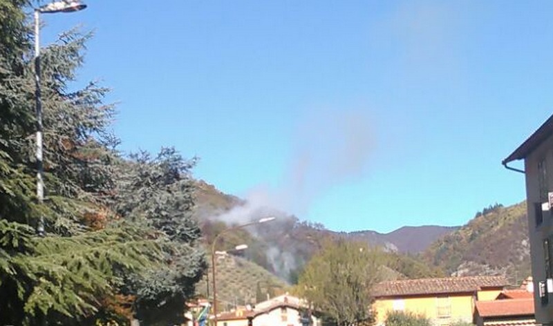 Incendio di bosco e sterpaglie a Ronta. Arrivano pompieri, Anpas e Vab, le foto dell'intervento