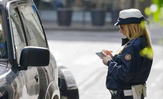 'Spostate quel camion': vigilessa insultata a Pratolino. Borchi: Se processo comune parte civile