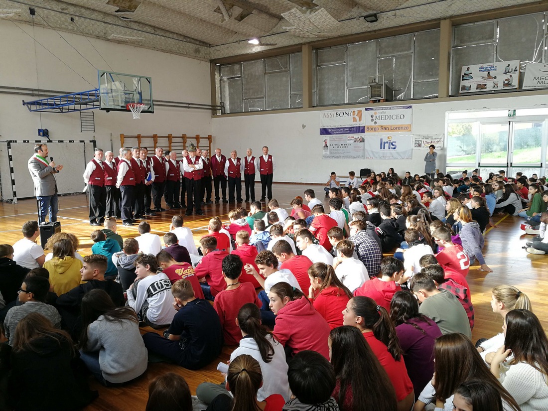 4 Novembre. I ragazzi della scuola di Borgo 'ricordano' con gli Alpini