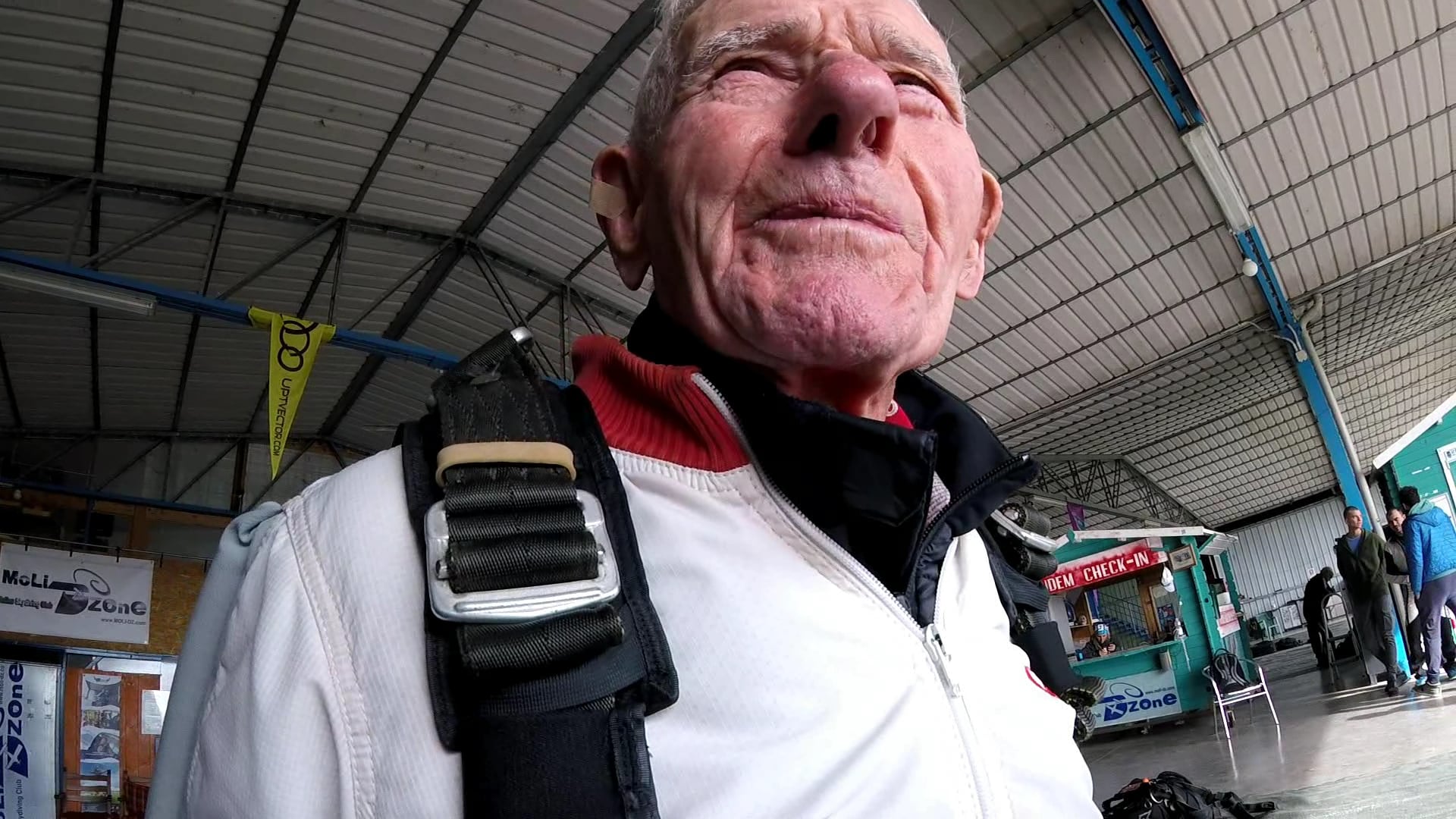 Marradese paracadutista a 96 anni. Su OK!Mugello il video del lancio di Nello Nati