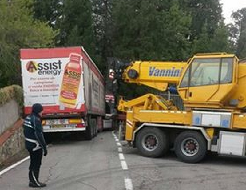Camion incastrato in via San Jacopo (Pratolino). Foto del Giorno