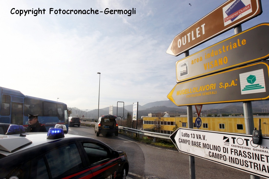 Rubano vestiti e un portafoglio. Un arresto e due denunce all'outlet di Barberino