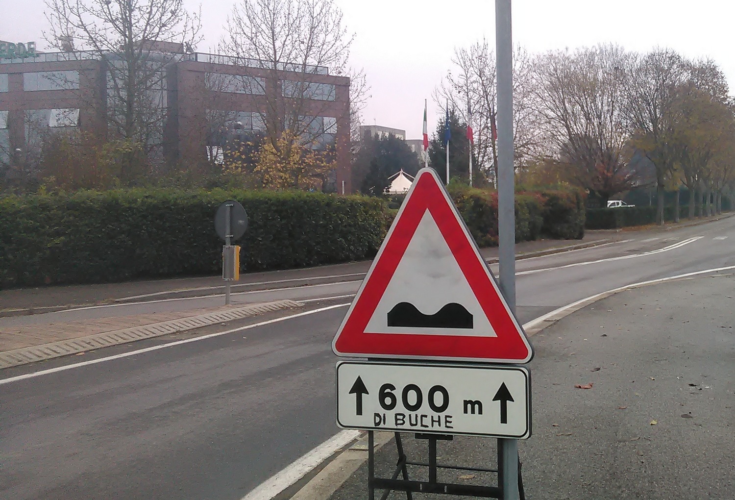 600 metri di buche. A Borgo l'ironia sul cartello è 'spietata'
