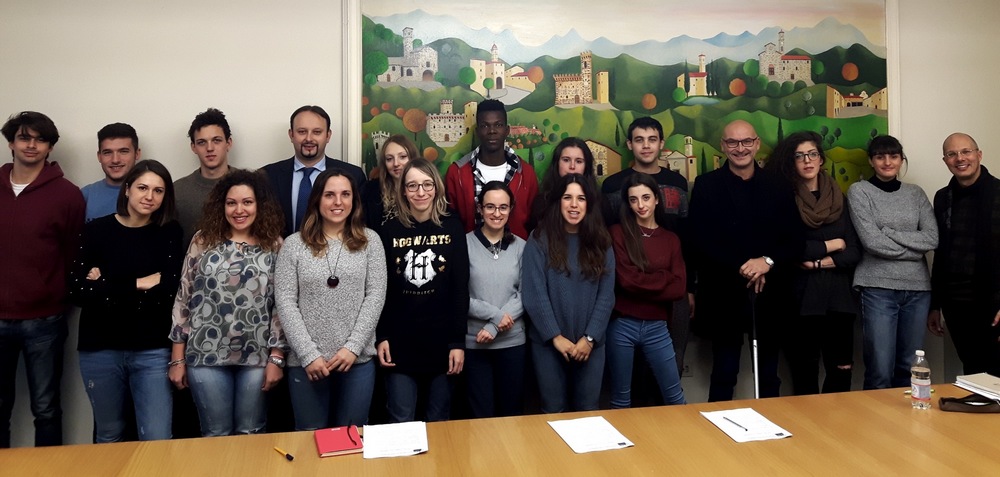Servizio civile in 'biblio'. Via per 19 ragazzi, la foto di gruppo