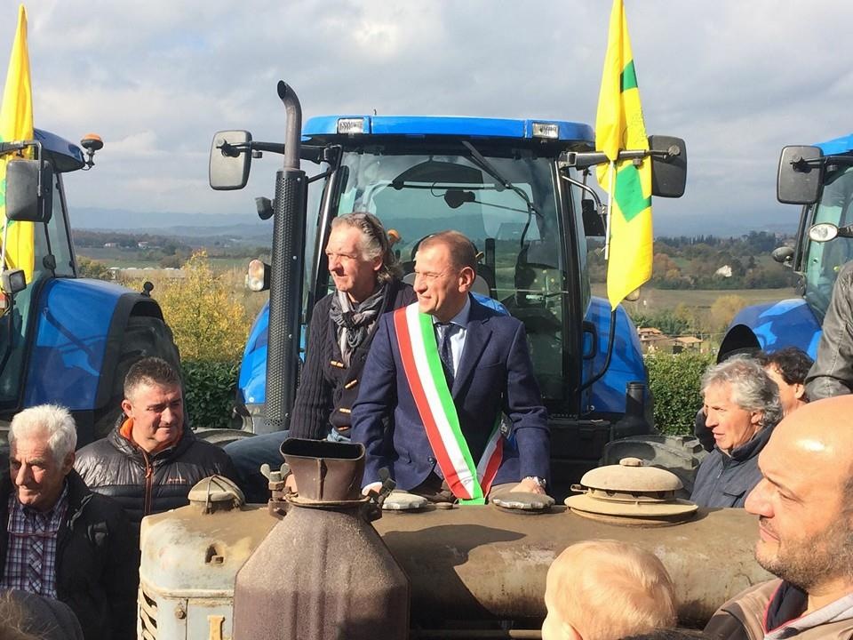 Foto del Giorno. A Fagna benedizione dei trattori e offerta dei prodotti della terra