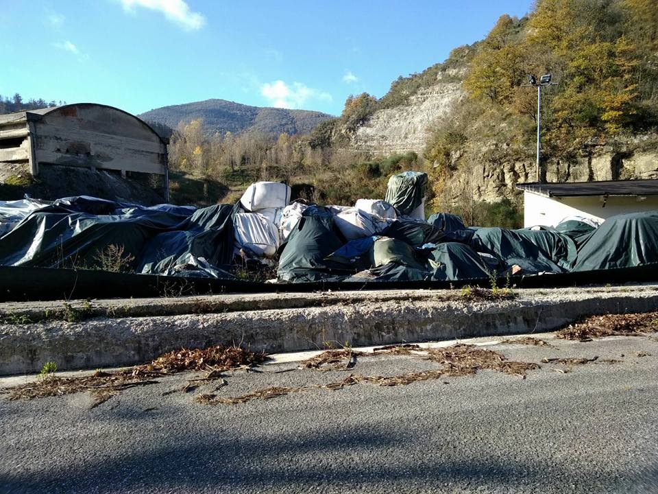 Paterno. Alla cava-discarica cade anche un pezzo di recinzione