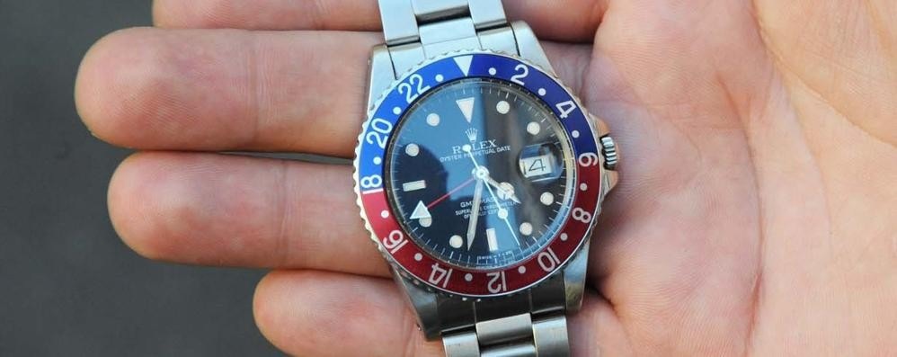 Lo ferma in strada, via l'orologio. Anziano derubato a Ronta