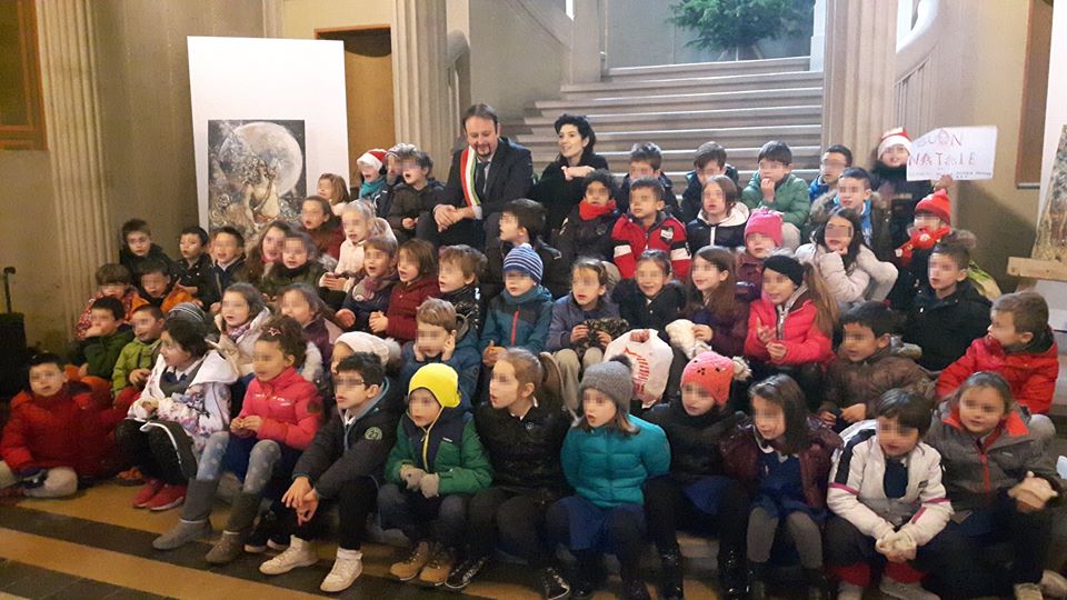 Borgo. I bimbi addobbano l'albero in Municipio. Foto del Giorno