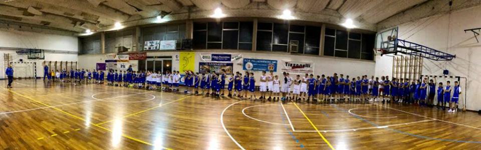 Giovani atleti schierati. Foto del Giorno