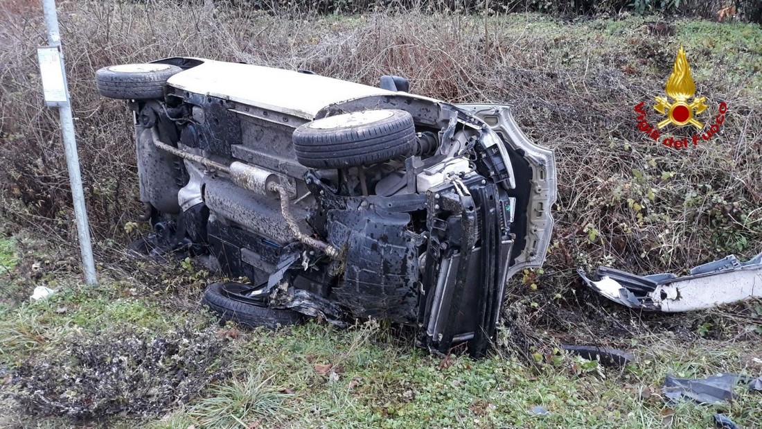 Auto fuori strada tra Vicchio e Sagginale. Ferite lievi per un 64enne