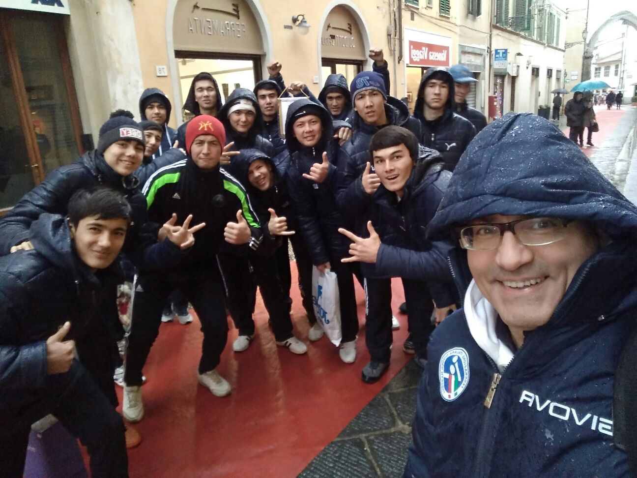 Pallamano. I giocatori uzbechi dal sindaco Omoboni. Foto