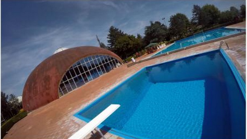 Centro Piscine chiuso anche martedì. Riparazione rimandata per il forte vento