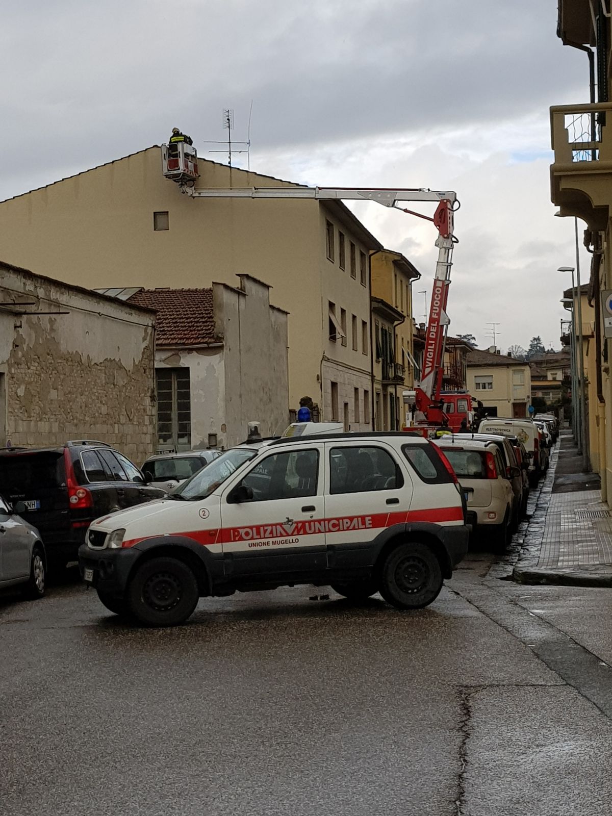 Tegole pericolanti. Intervento dei pompieri a Borgo