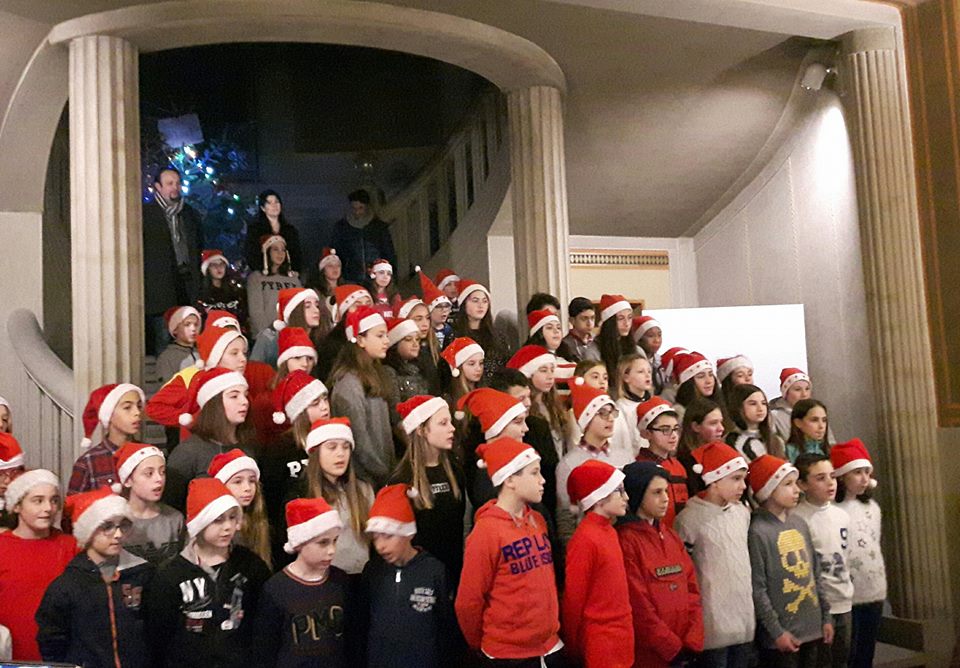 Natale, anche i ragazzi delle 'medie' in Municipio. Foto del Giorno