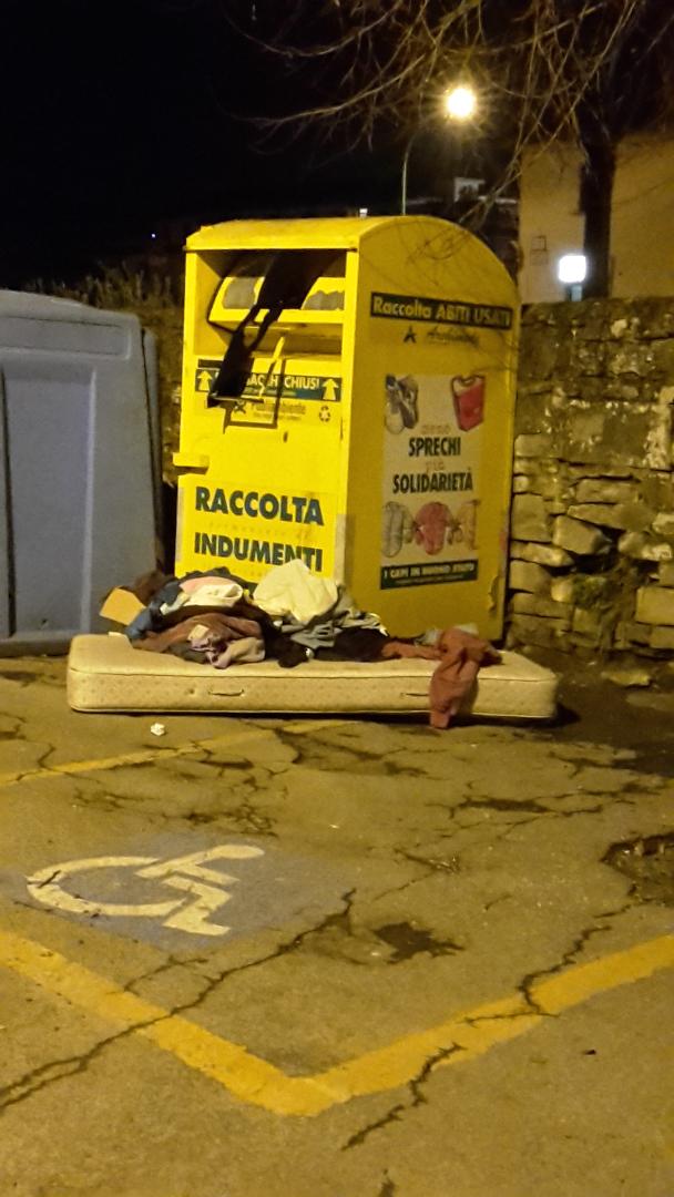 Piazza San Giovanni Bosco. Ancora ingombranti e vestiti abbandonati a Borgo