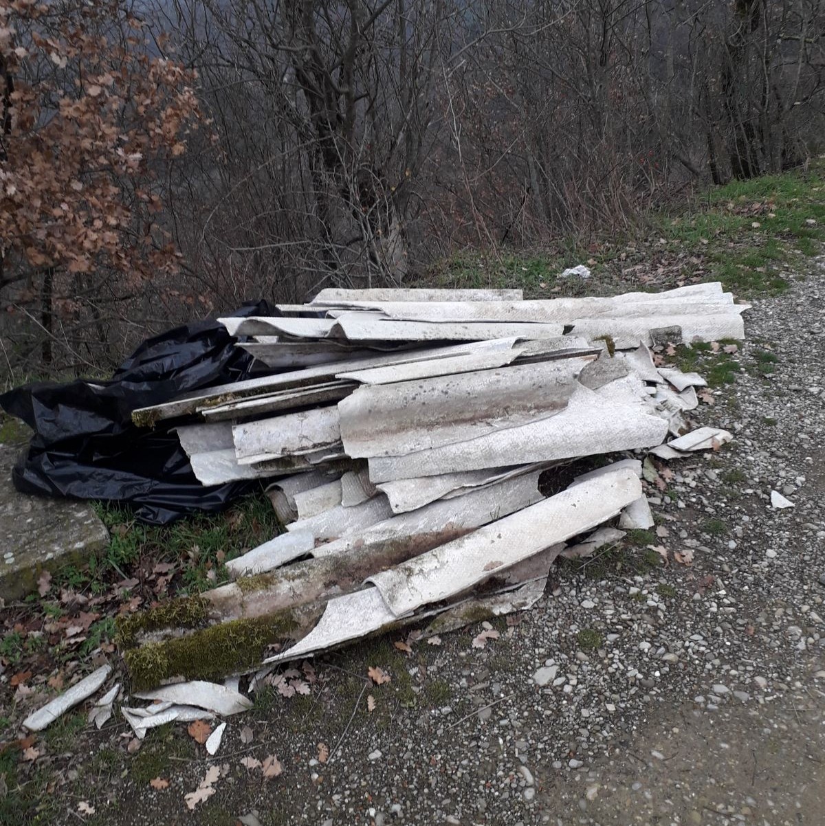 Eternit abbandonato tra Polcanto e Salaiole. Foto di un lettore