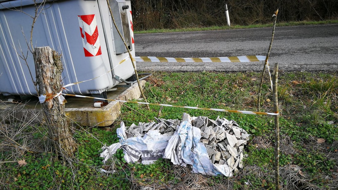 Faltona. Ancora eternit abbandonata, stavolta anche fatta a pezzi