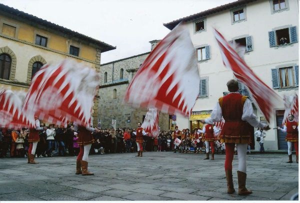 Che lo spettacolo abbia inizio. Partita a Borgo la Cavalcata dei Magi