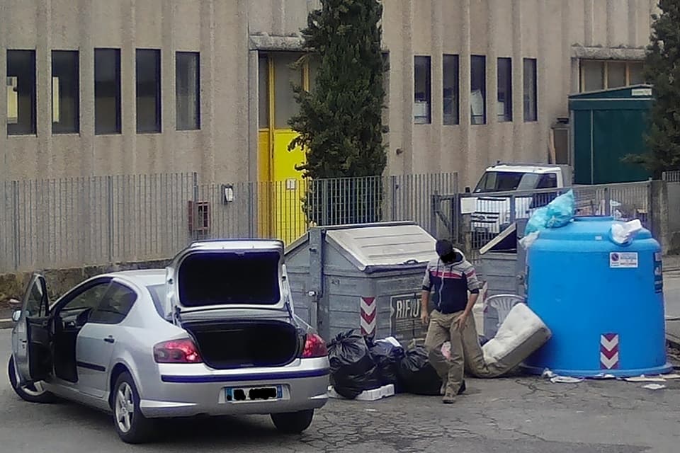 Furbetti del cassonetto. Beccati altri tre: le foto. E occhio: Si rischia il penale