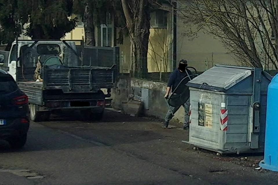 furbetti cassonetto 3